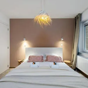 https://raphaelle-trendy-appartement-met-2-slaapkamers.hotelsghent.com